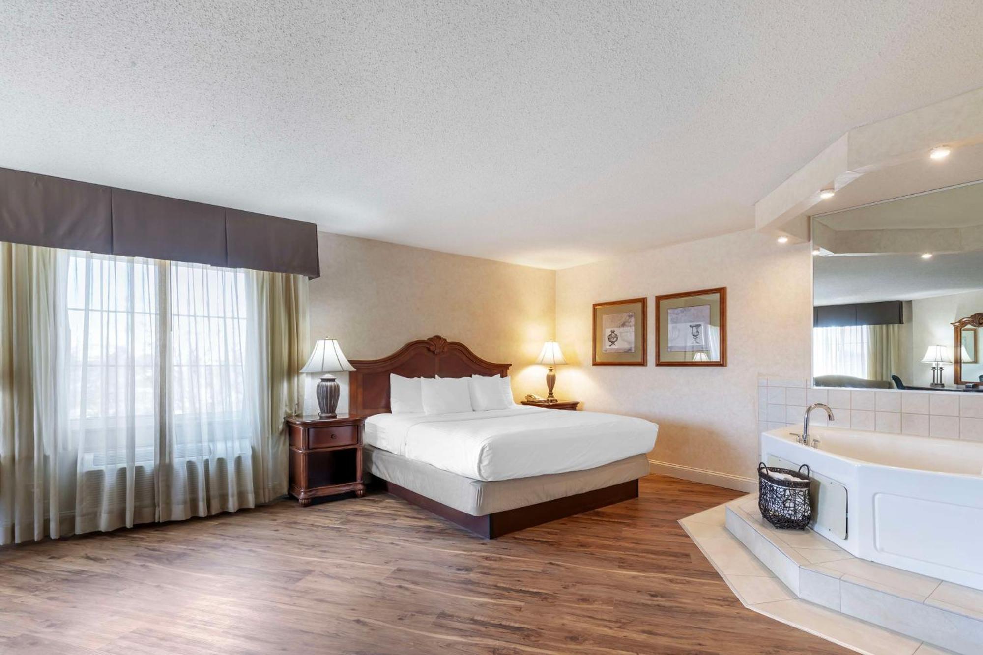 Best Western Plus Steeplegate Inn Davenport Esterno foto