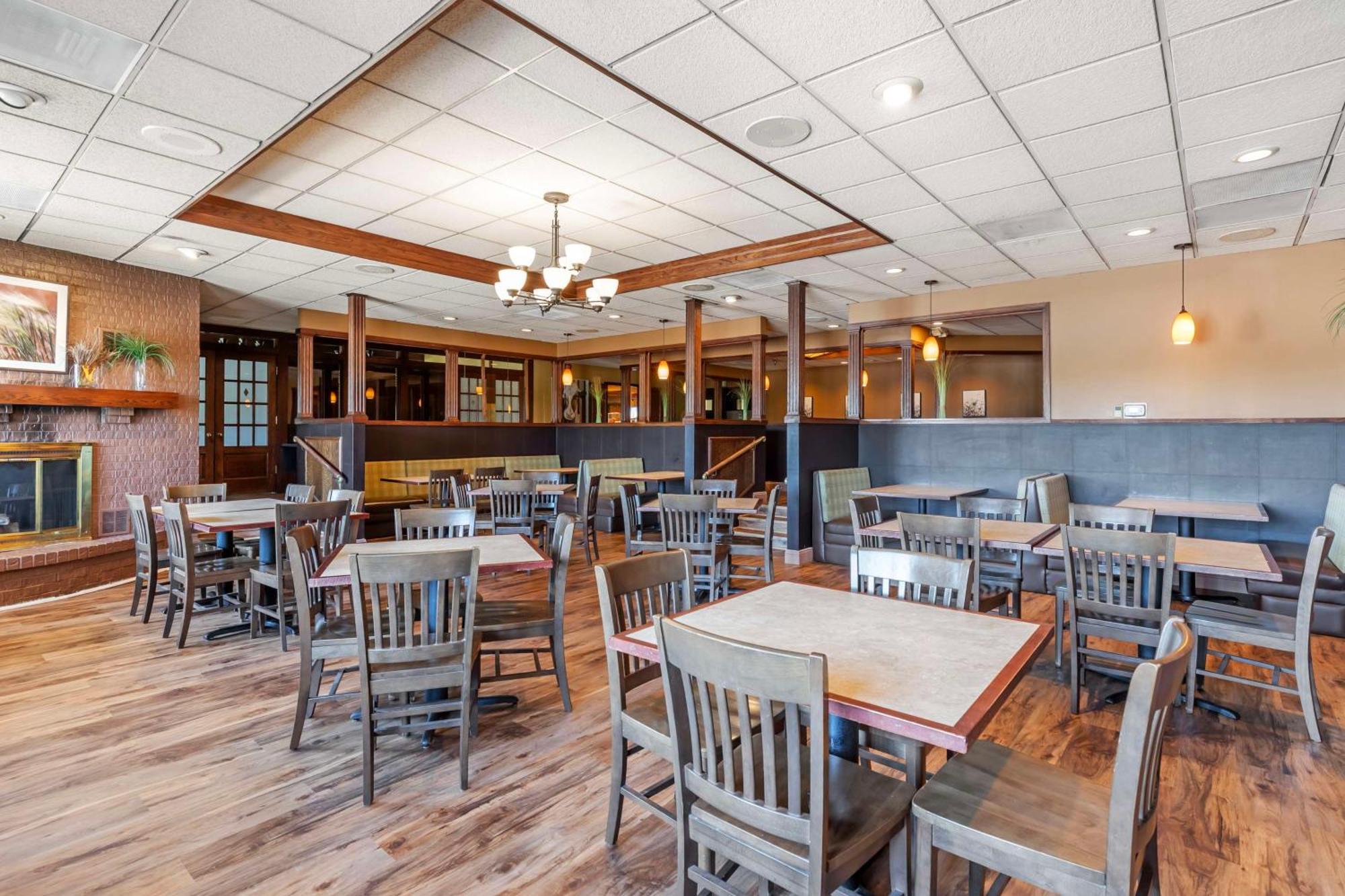 Best Western Plus Steeplegate Inn Davenport Esterno foto
