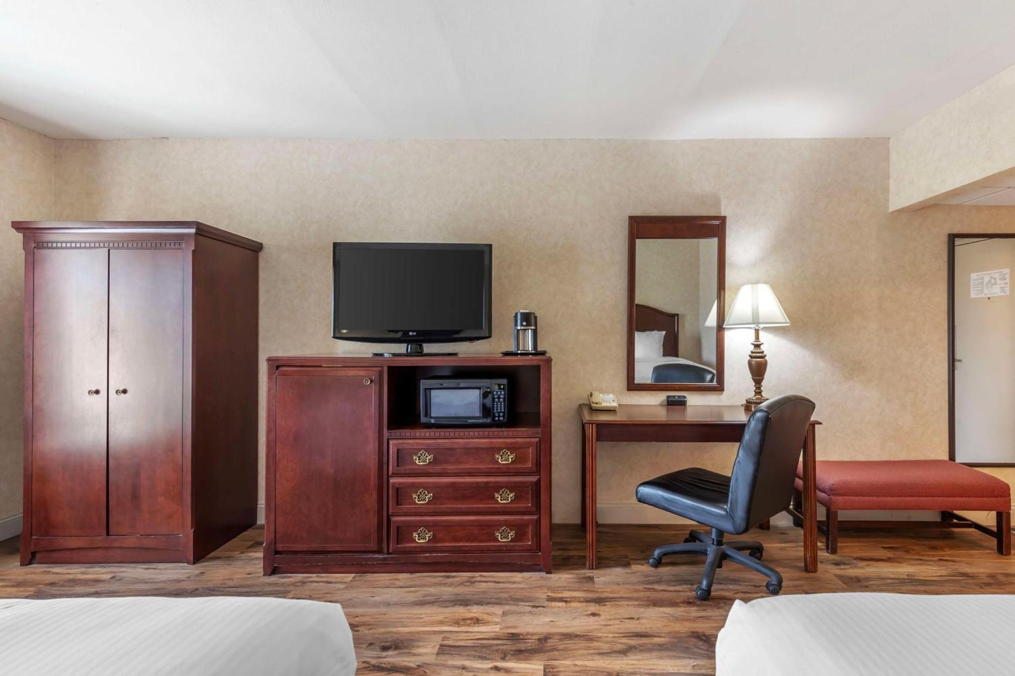Best Western Plus Steeplegate Inn Davenport Esterno foto