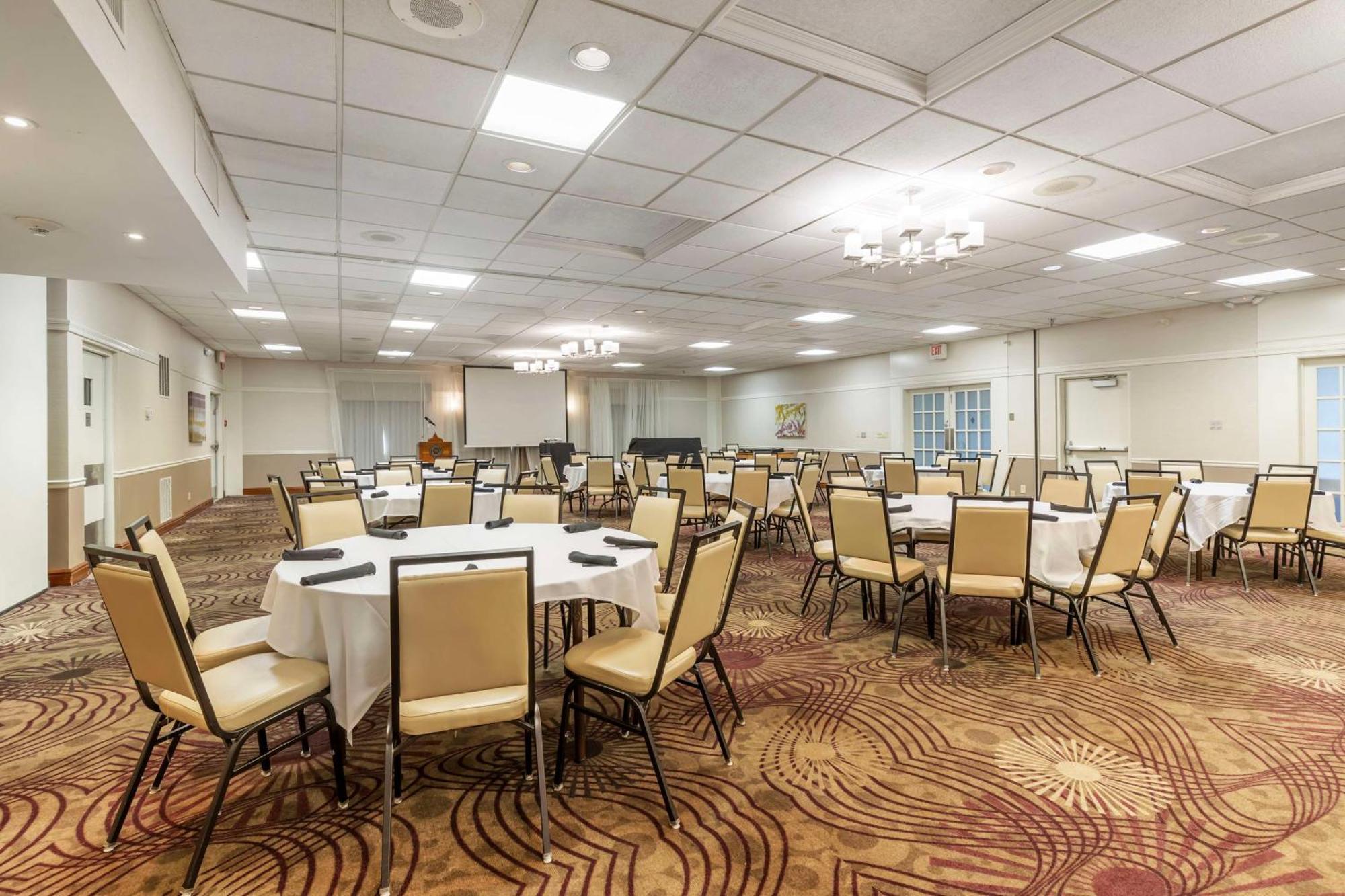 Best Western Plus Steeplegate Inn Davenport Esterno foto
